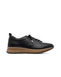 Deportivo en cuero minimalista y femenino en color Negro