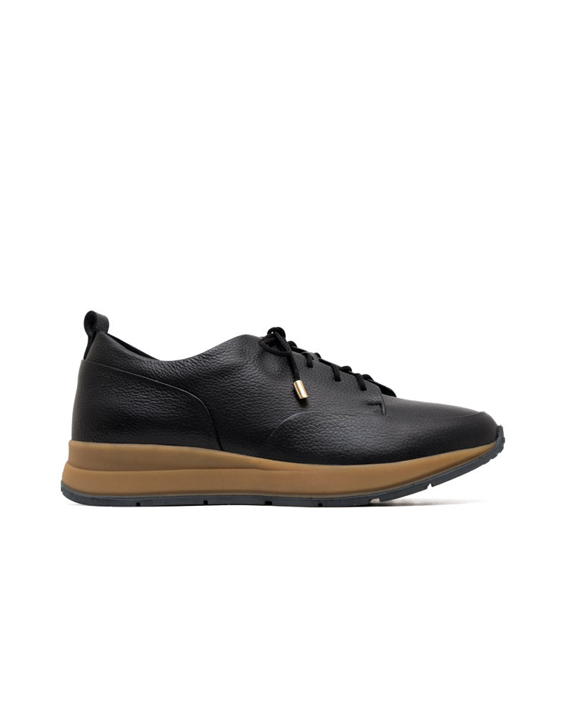Deportivo en cuero minimalista y femenino en color Negro