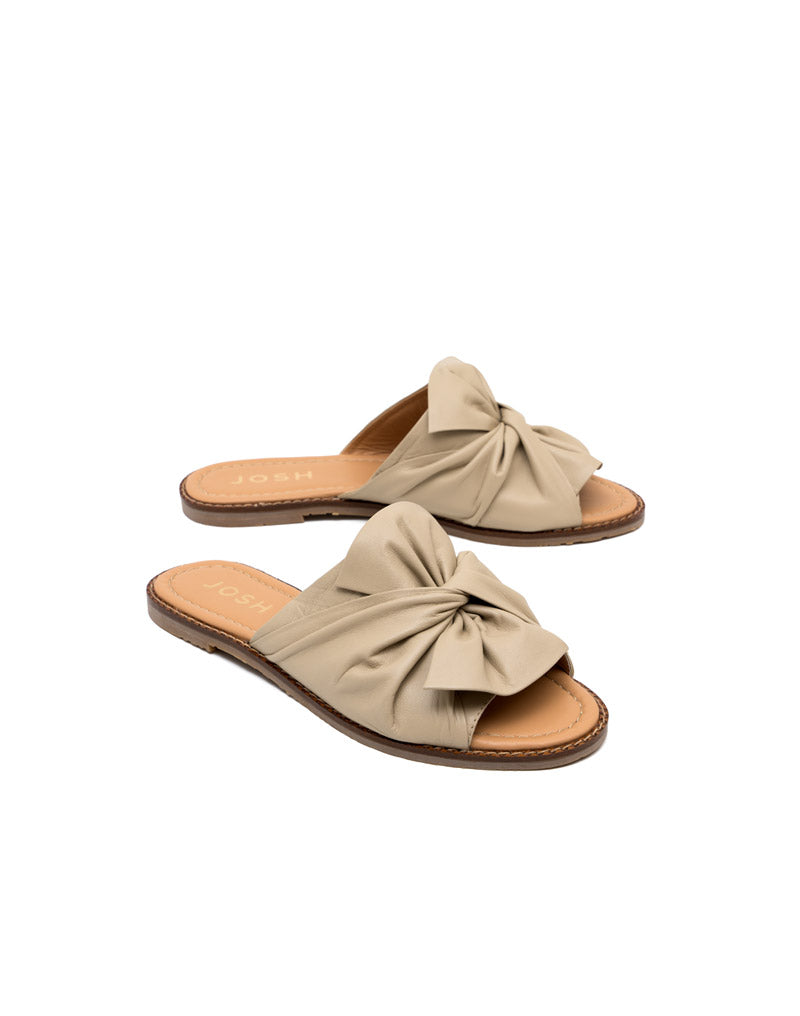 Sandalia plana de cuero sueca , femenina y artesanal   en color Negro – Josh - Color Caqui