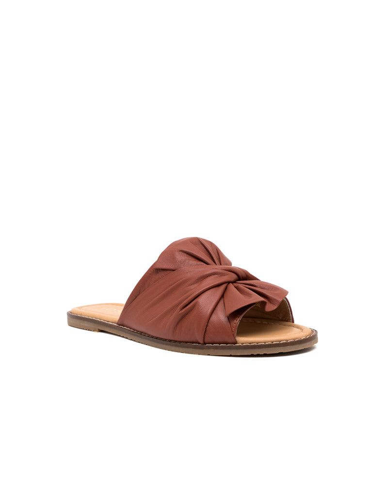 Sandalia plana de cuero sueca , femenina y artesanal   en color Negro – Josh - Color Naranja