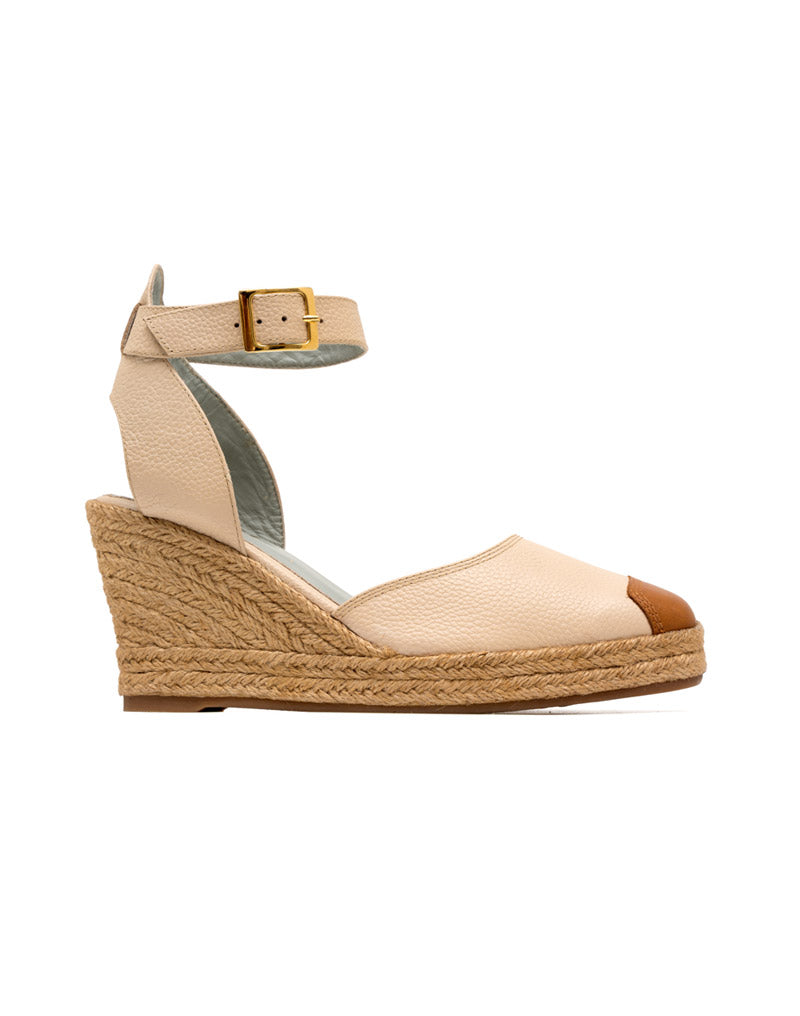 Zapato cuña tipo espadrila, bohemio y femenino en cuero en color Beige