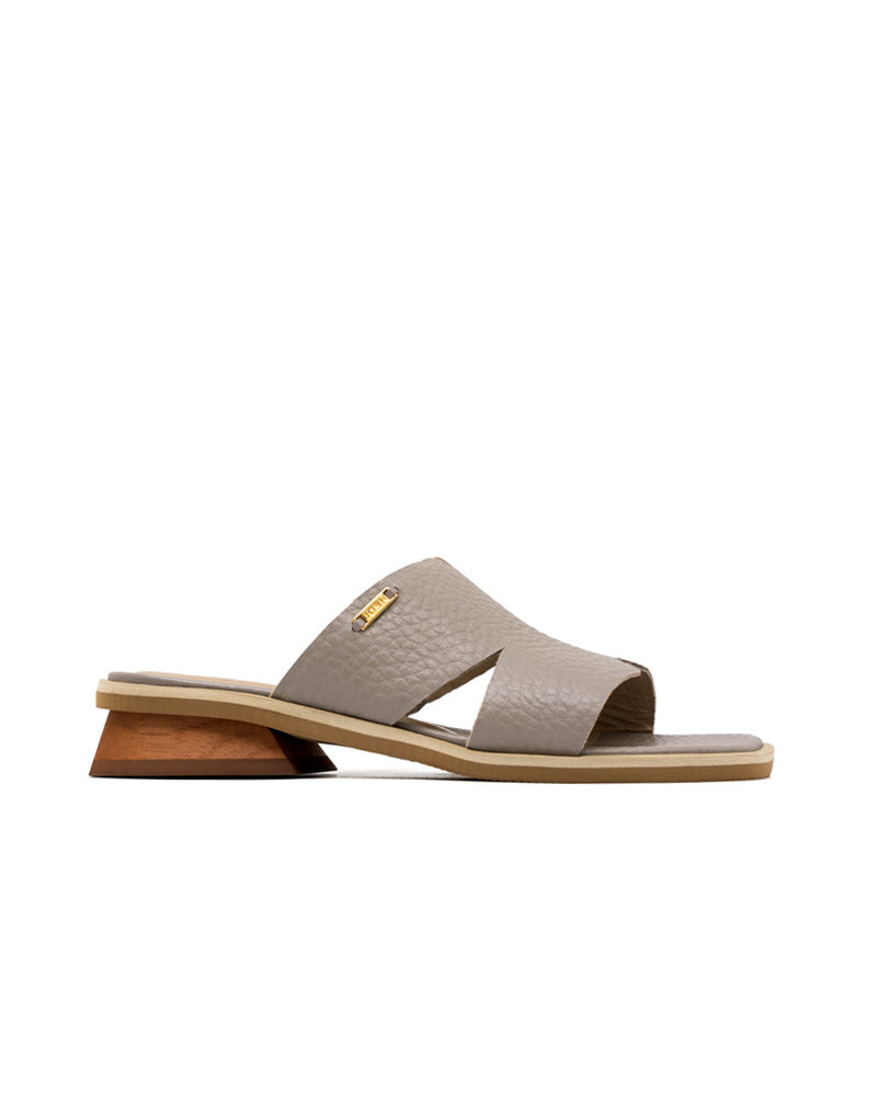 Sandalia plana sueca, cómoda y femenina  en  cuero,  color  Verde – Josh - Color Gris