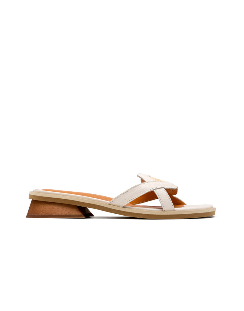 Sandalia plana artesanal y femenina en color Beige