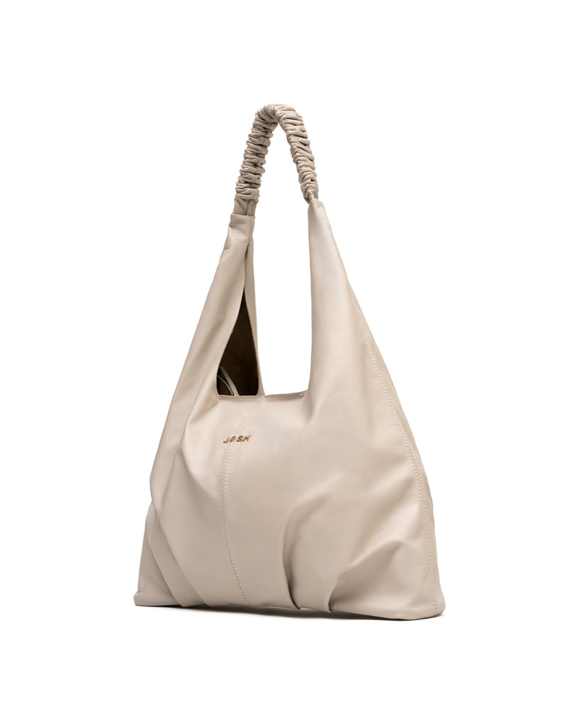 Bolsa elegante en cuero suave para dama color beige.