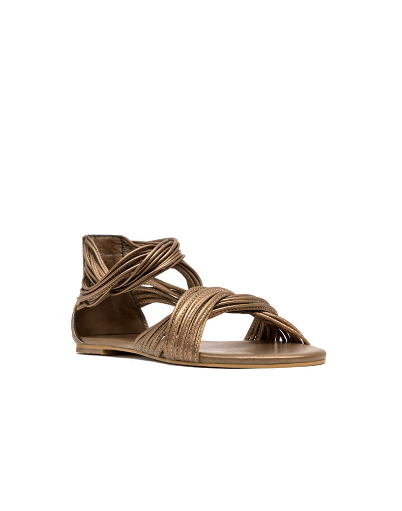 Sandalia plana en cuero con tiras entrelazadas  color bronce