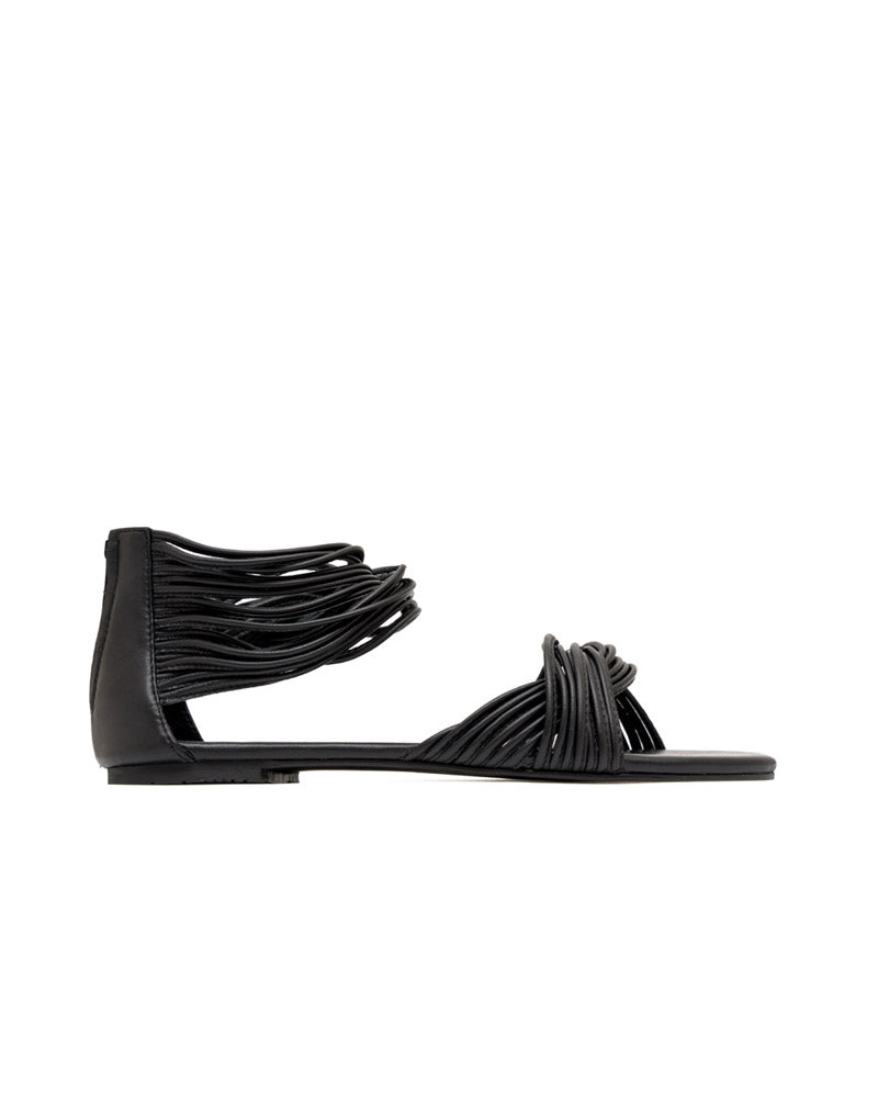 Sandalia plana en cuero con tiras entrelazadas color negro