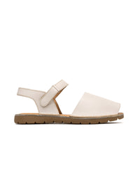 Sandalia deportiva plana , confortable en cuero  en color Talco
